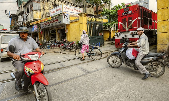 越南街景：火车&quot;挤过&quot;狭窄街道 离住宅只几英寸