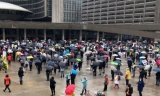 反针对亚裔 多伦多亚裔社区在市中心冒雨集会